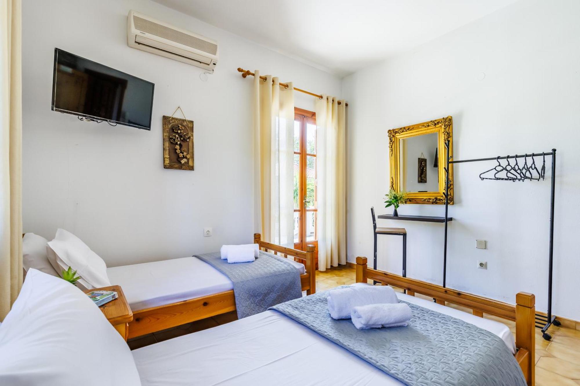 Panagou Studios Skopelos Town Room photo