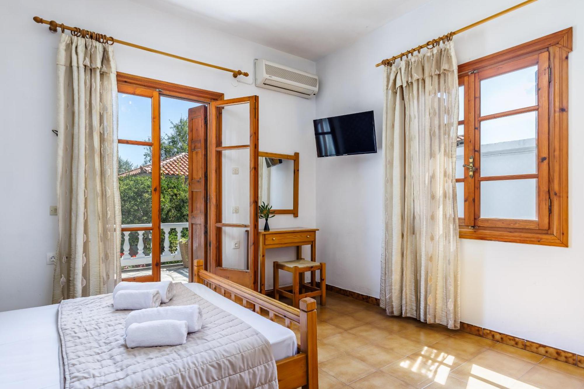 Panagou Studios Skopelos Town Room photo