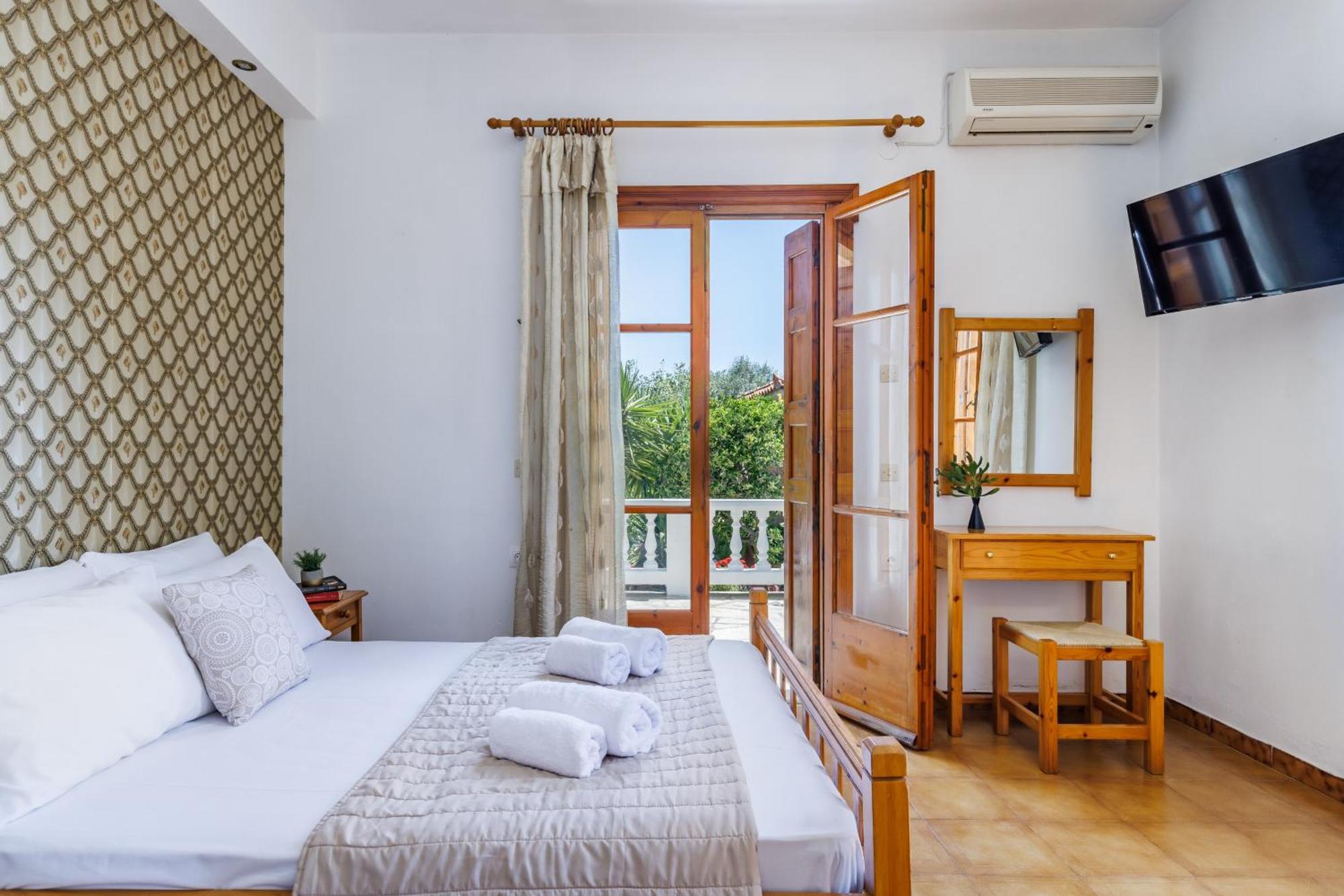 Panagou Studios Skopelos Town Room photo